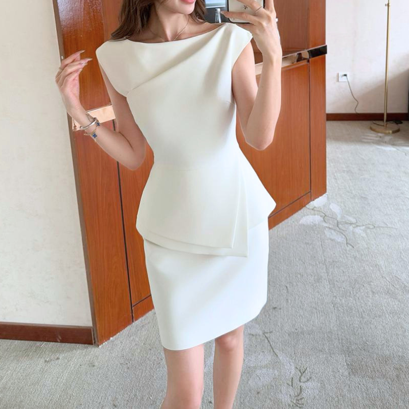 ホワイトワンピースのミラー越し着用カット。胸元切替とペプラムデザインが分かる写真