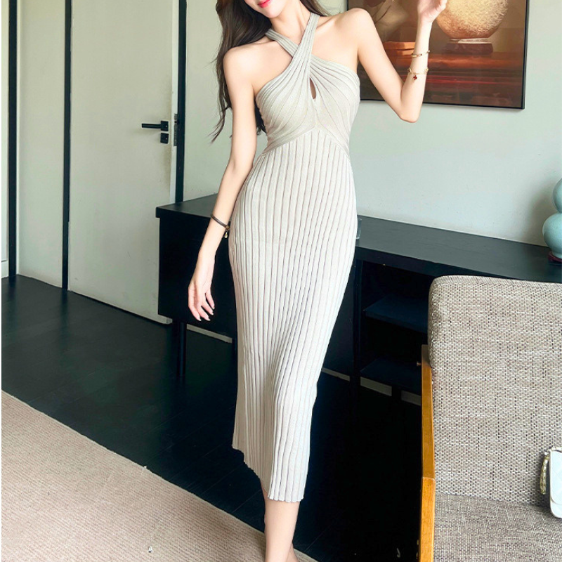 ベージュのクロスホルターニットワンピースを正面寄りで撮影。胸元とウエスト位置が分かる写真