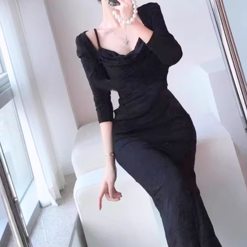 ブラックのカーディガン付きキャミロングワンピースを着用。引き締まった色味と大人っぽい雰囲気が分かる写真