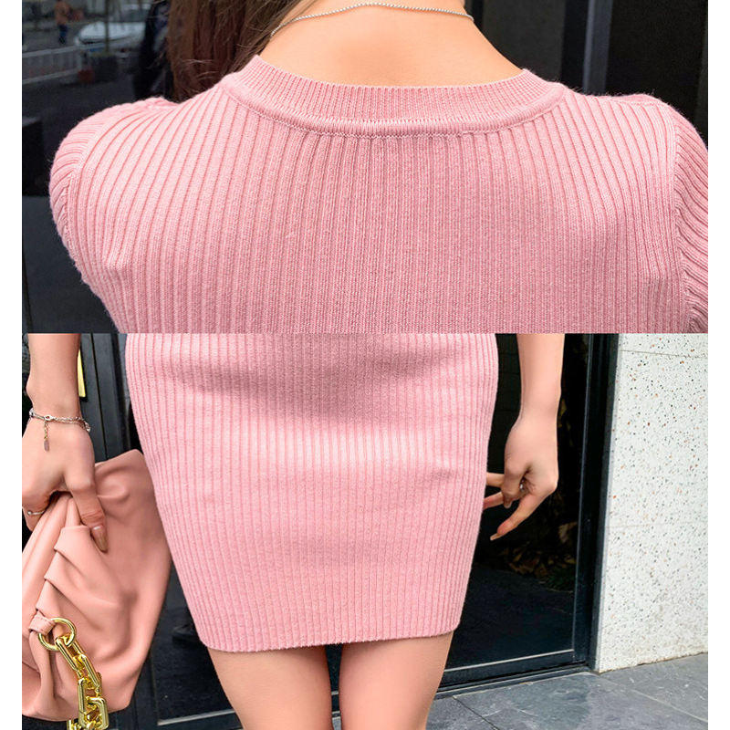 ピンクのリブニットミニワンピースの背面ディテール。後ろ姿と縦リブの生地感が分かる写真