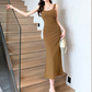 キャメルのスクエアネックマーメイドワンピースを着用。柔らかな色味とマーメイドラインが分かる写真