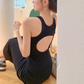 ブラックのバックオープンワンピース背面アップ。背中の肌見せデザインと肩ラインが分かる写真