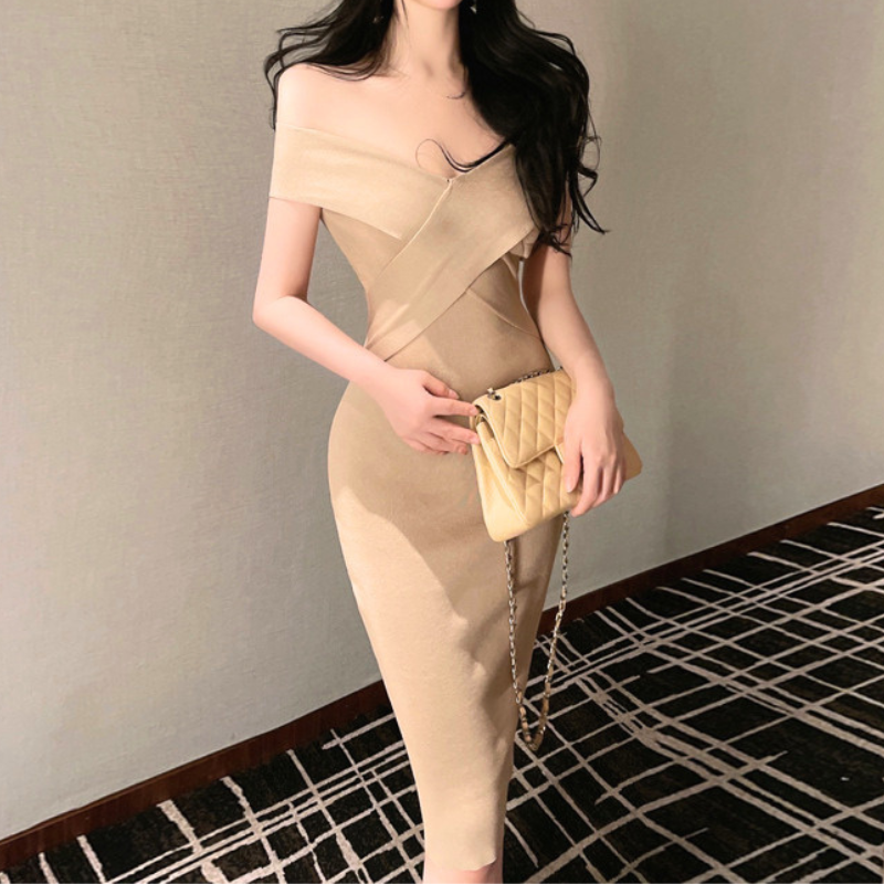 ベージュのクロスオフショルニットワンピースを正面から着用。身体に沿うラインが分かる写真
