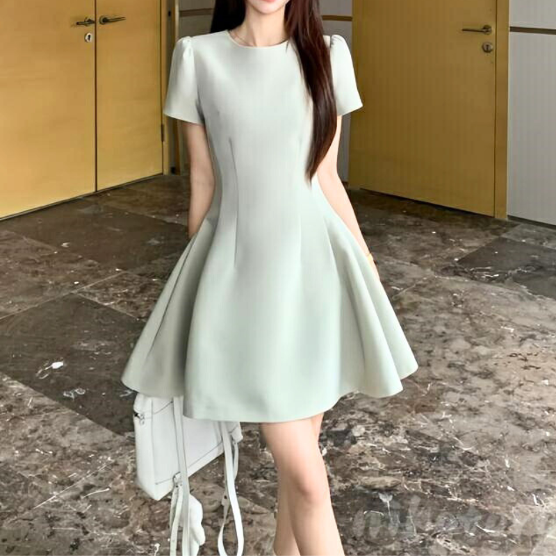 ミントグリーンのフレアミニワンピースを歩くように着用。裾の広がりと丈感が分かる写真