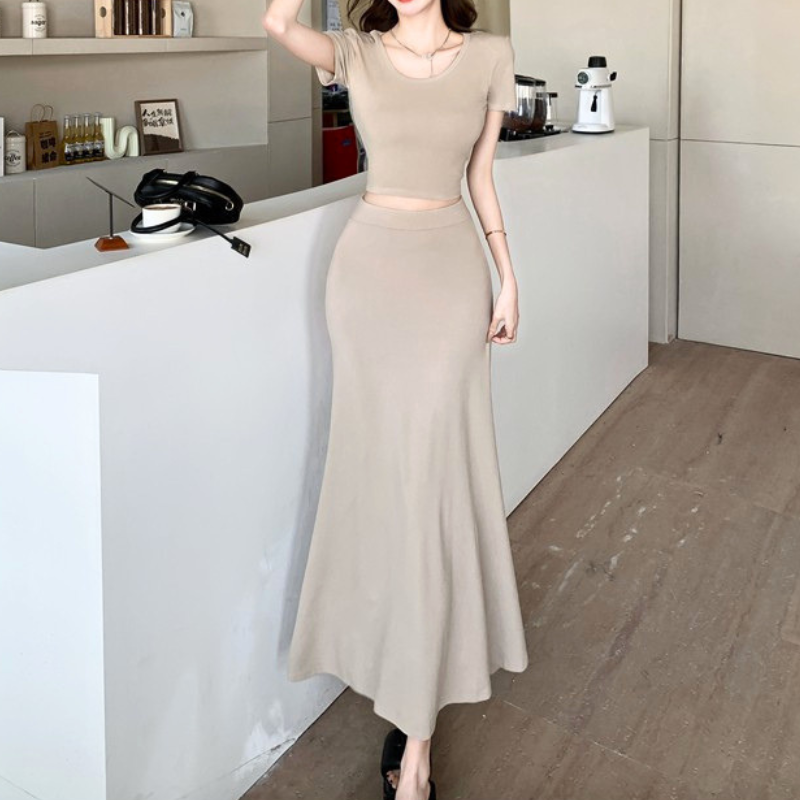 ベージュのセットアップをカフェで着用。やわらかく上品な雰囲気が分かる写真