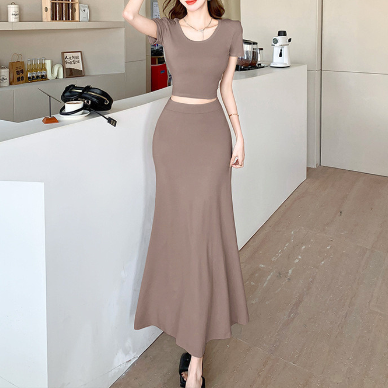 ブラウンのセットアップをカフェで着用。落ち着いた大人カジュアルな印象が分かる写真