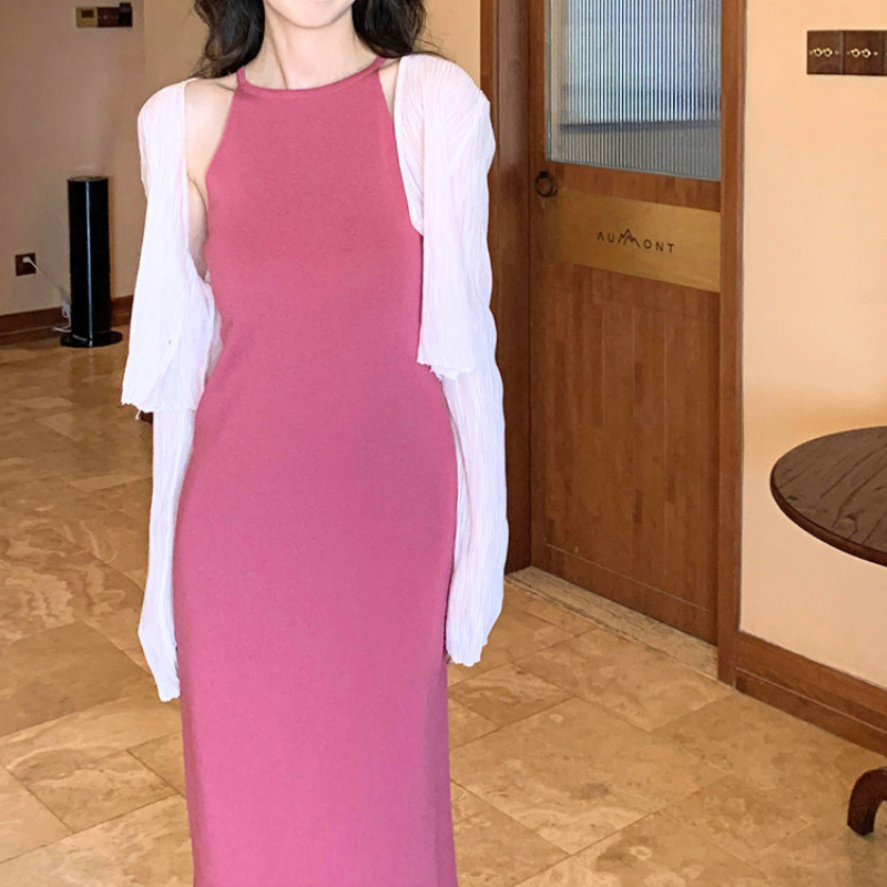 ピンクのアメリカンスリーブロングニットワンピースを正面から着用。まっすぐなロング丈が分かる写真