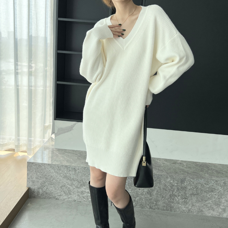 ホワイトのVネックリブニットミニワンピースを着用。ミニ丈とドロップショルダーが分かる写真