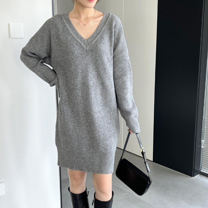 グレーの長袖リブニットミニワンピースを正面から着用。着丈とゆったりしたIラインが分かる写真