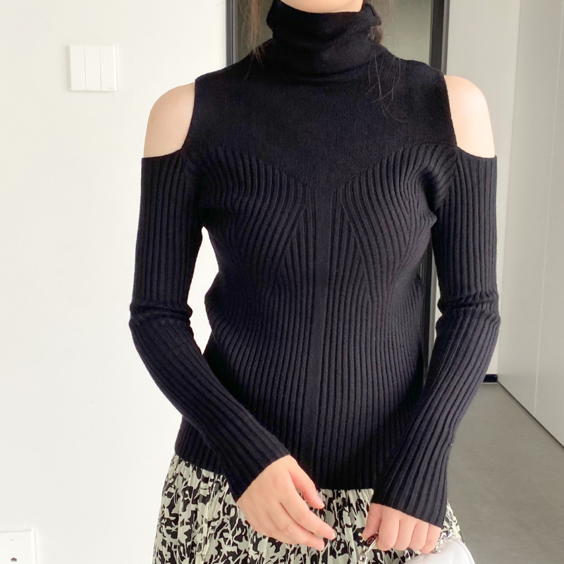 ブラックのハイネックリブニットトップスを正面から着用。肩見せと黒の編み切り替えが分かる写真