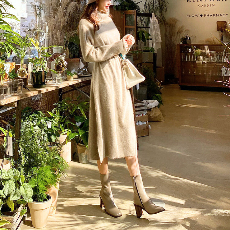 ナチュラルな光の中で着るベージュワンピース。上品で男ウケも叶う冬のモテ服。