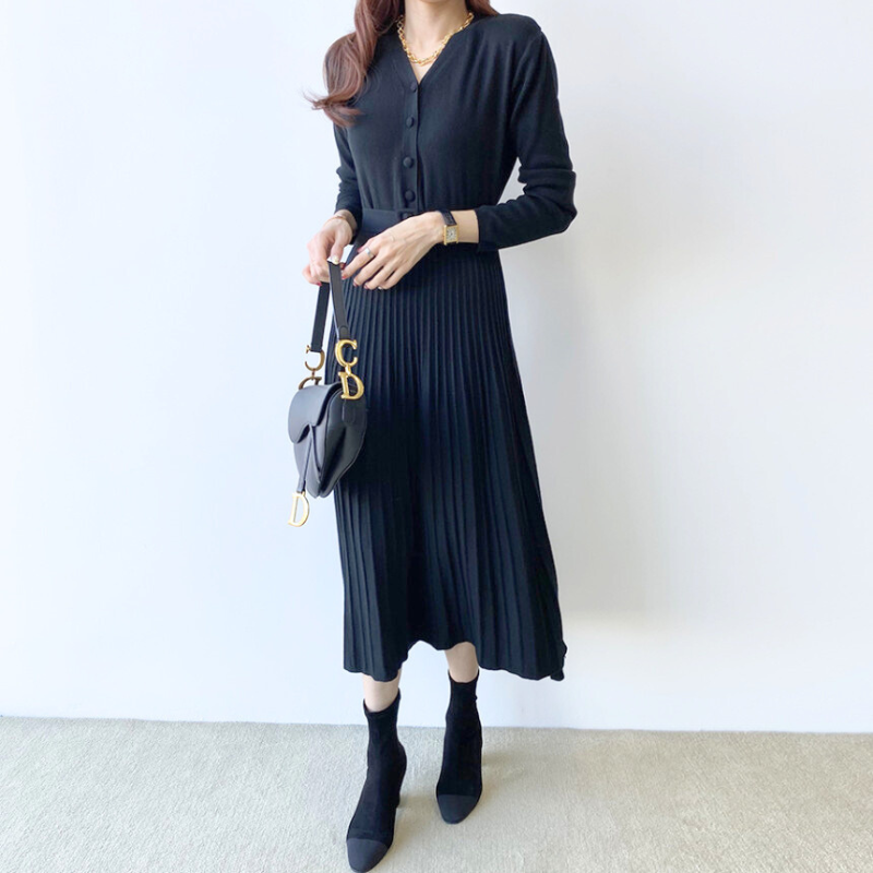ネイビーのプリーツスカートが美しいニットワンピース全身カット｜上品な印象に