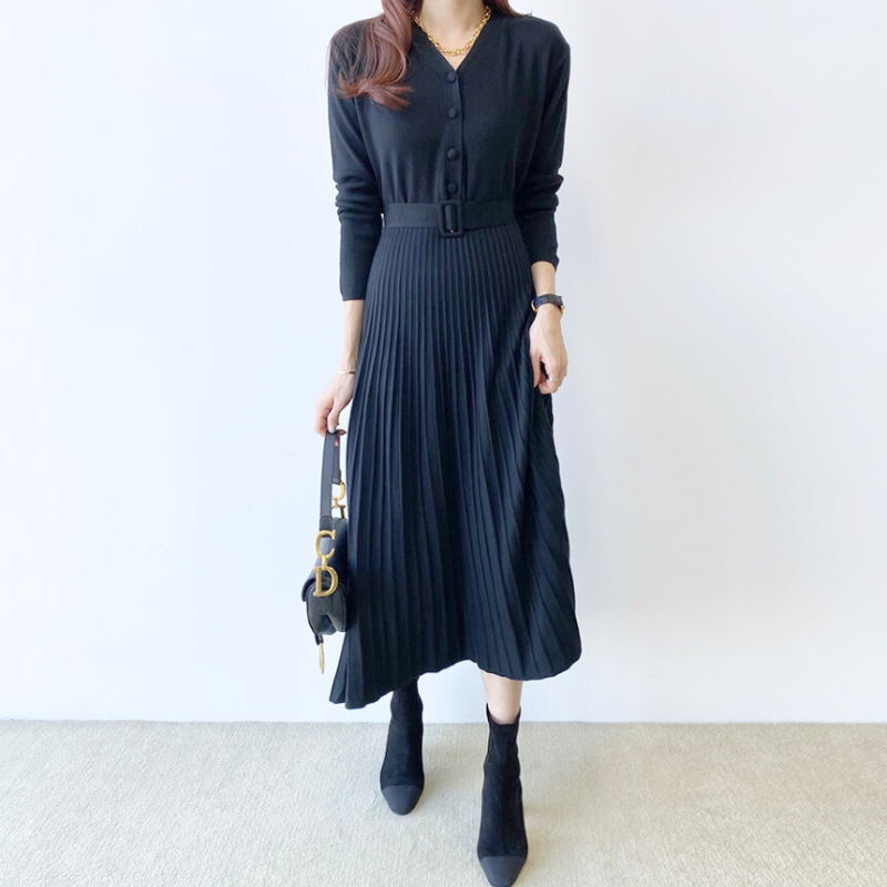 ネイビーのプリーツニットワンピース全身コーデ｜上品な揺れ感が魅力のデート服