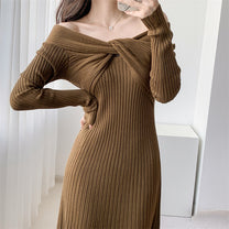 胸元リボンとオフショルダーをアップで捉え、フェミニンかつセクシーなポイントを強調