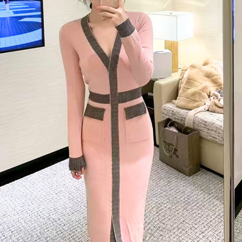 上品な配色デザインで洗練された印象を与えるピンクワンピース。