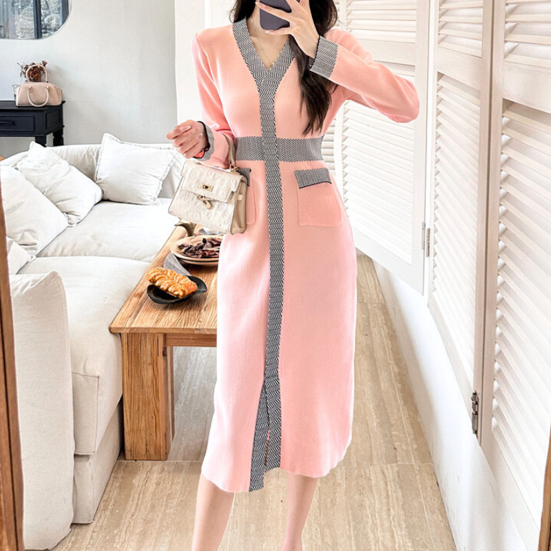 春デートにぴったりなピンクのニットワンピース。清楚で好印象な雰囲気。