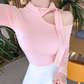 片肩見せデザインで上品な色気を演出するピンクのカットソートップス。