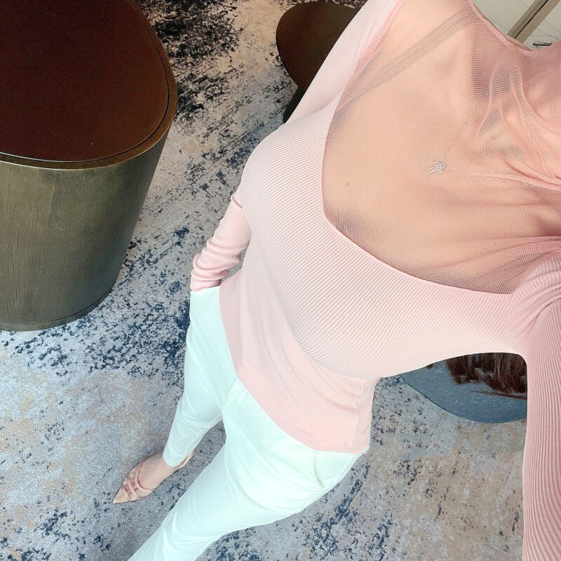 ピンクのリブブラウス着用ショット｜優しい色合いが春のモテ服コーデに最適