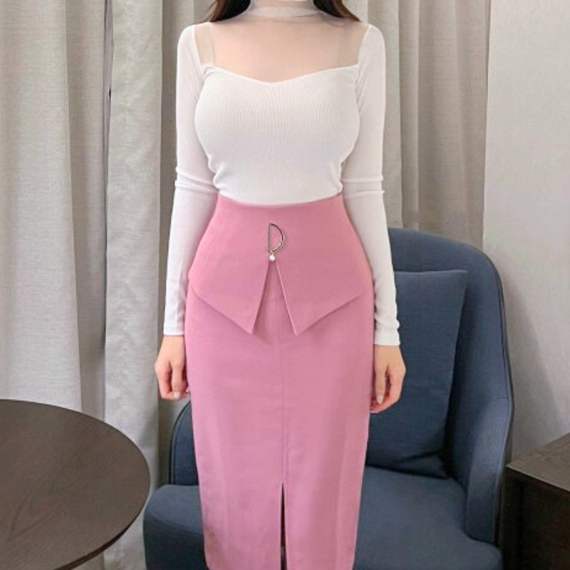 ピンクのスカートをホワイトのブラウスに合わせた春の好印象コーデ