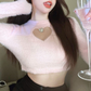 淡いピンクのフェザーニット デートや女子会にもおすすめ