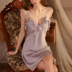 フリルVネックが可愛らしいパープルのアイスシルクスリップドレスを正面から撮影。上品な光沢が魅力