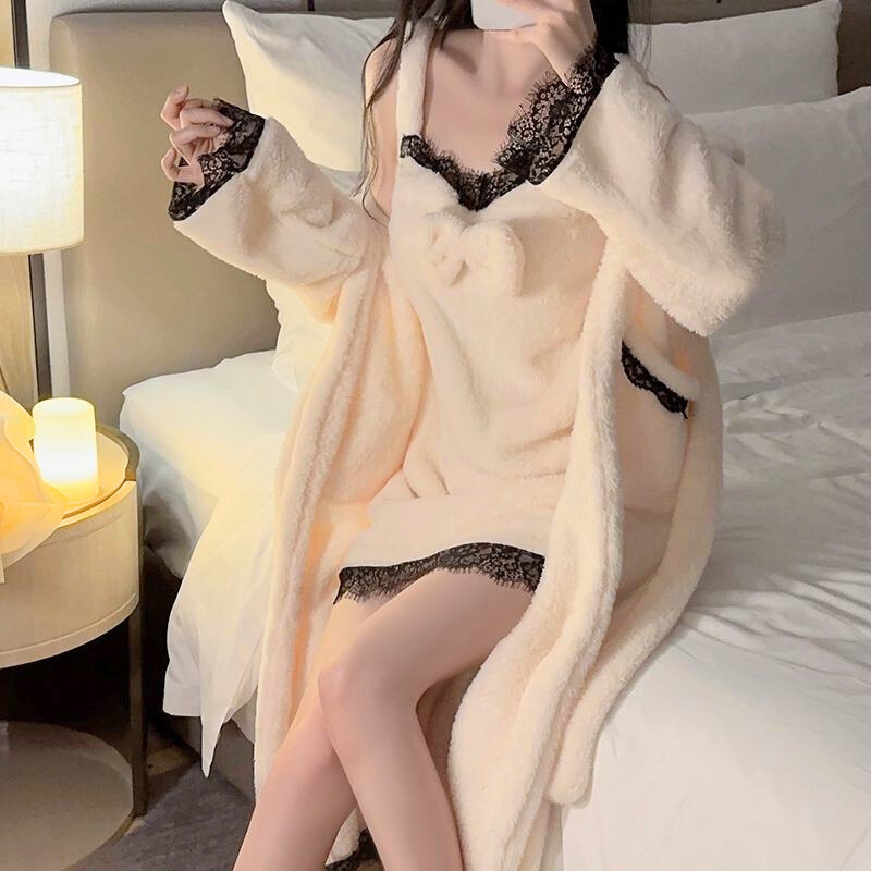 ふわふわワンピースとガウンをセットで着用した姿。冬の寒さをしっかり防ぎながら程よい肌見せを実現