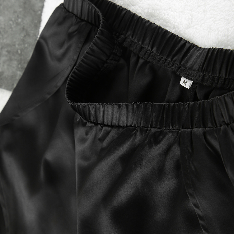 ショートパンツのウエストゴムを見せるアングル。楽ちんな着心地と華奢見えを両立