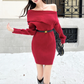 赤のオフショルニットワンピで上品に立つ女性｜大人のデート服