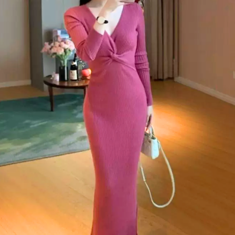 レッドピンクのツイストリブニットワンピース。上品で色っぽい男ウケデート服。