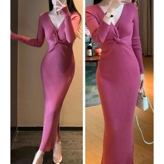 深めVネックが女性らしいレッドピンクニットワンピース。春秋冬のモテ服。