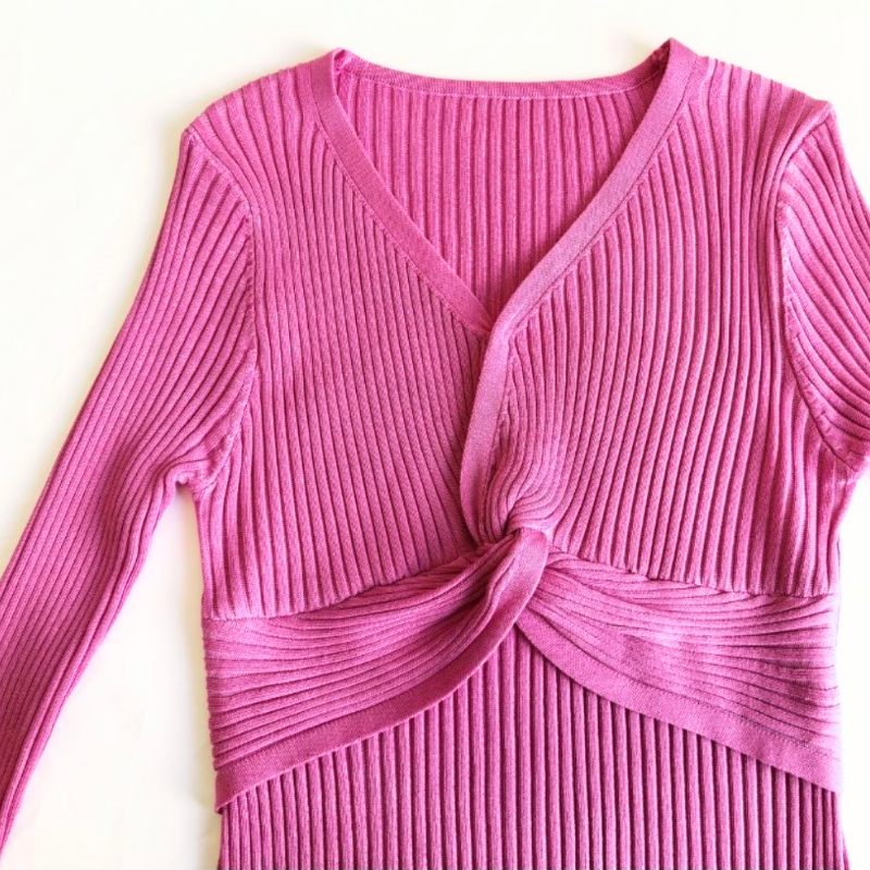 ボディラインを美しく見せるリブ素材のニットワンピース。