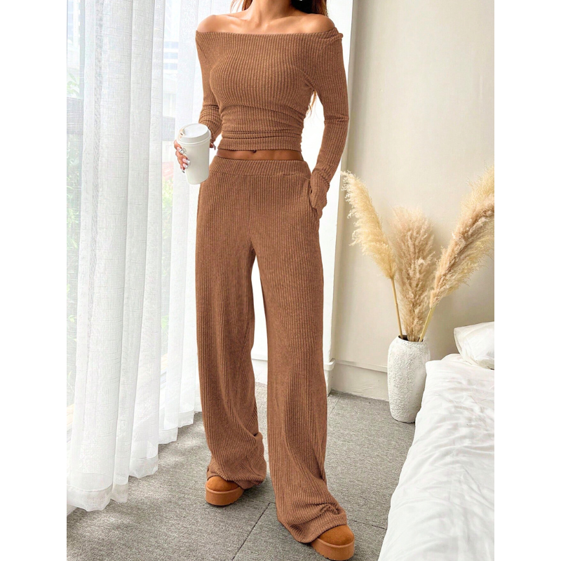 30代女性に人気のブラウンオフショルルームウェアセット。リブニット素材で細見えし、男ウケ抜群の大人かわいい部屋着コーデ。