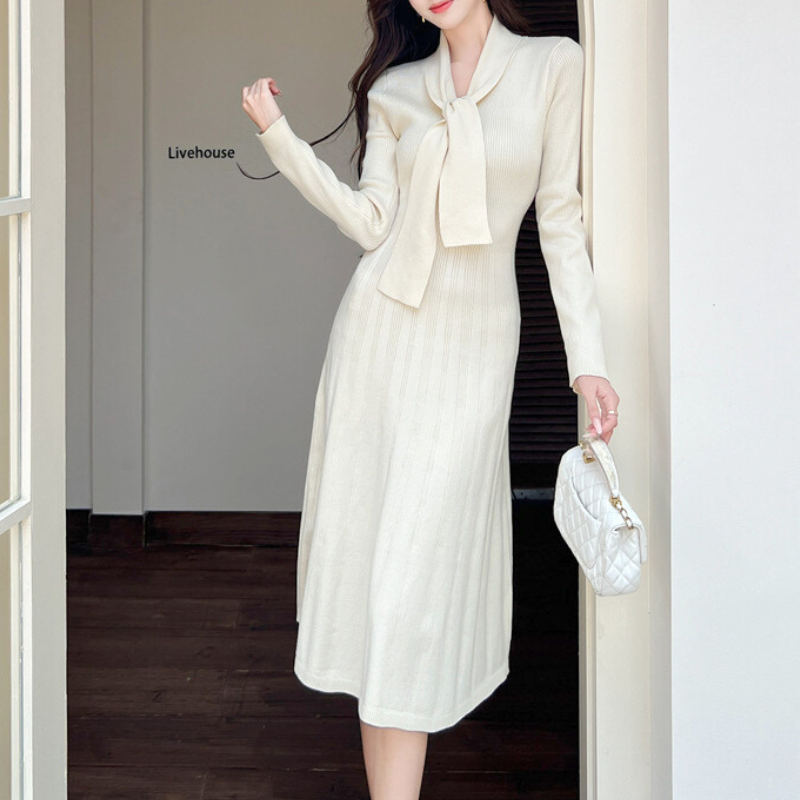 リボンタイニットワンピースを着た女性が立つ姿｜秋冬の彼ウケコーデ