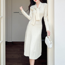 リボンタイニットワンピースを着た女性が立つ姿｜秋冬の彼ウケコーデ