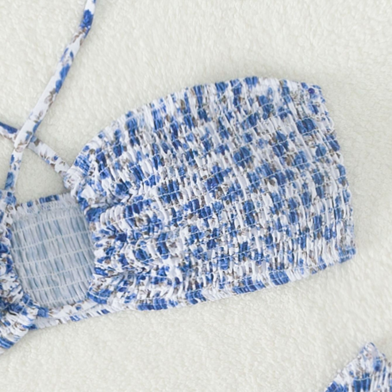 クロスホルターデザインが映えるシャーリングビキニトップ（ブルー）