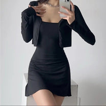 ブラックのショートカーデ＆キャミワンピセットを正面から撮影し、シックでモードな印象を演出