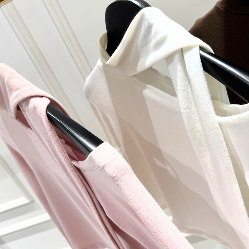 柔らかな素材感が心地よいカットソー。デートや女子会にぴったりな上品アイテム。