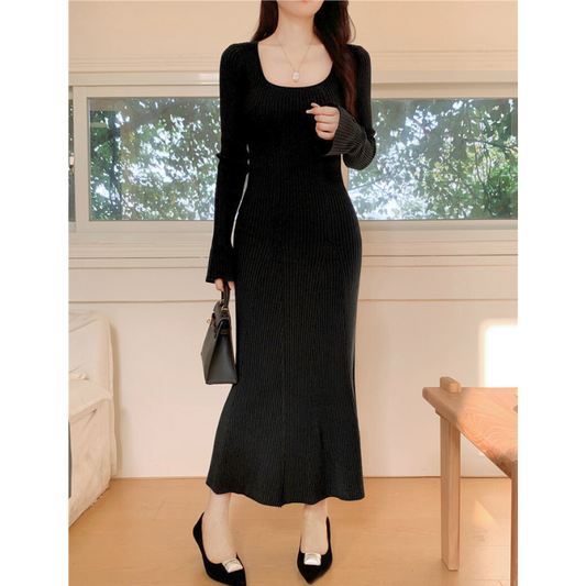ブラックのタイトニットワンピ正面。シックな大人フェミニンでデートにもおすすめ