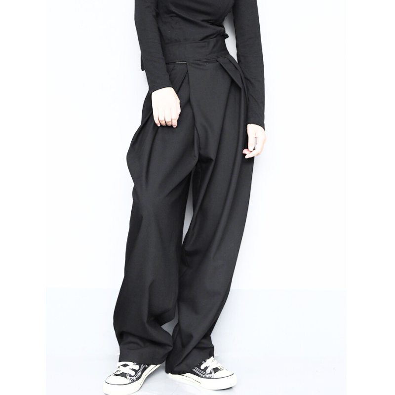 タックが立体的に入った黒ワイドパンツ。美脚ラインが引き立つ女性向け春秋ボトム。