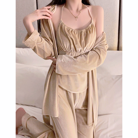 秋冬に映えるベロア素材ルームウェア ガウンとキャミで大人の余裕を演出