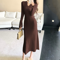 ブラウンVネックニットワンピース｜秋冬の上品デート服