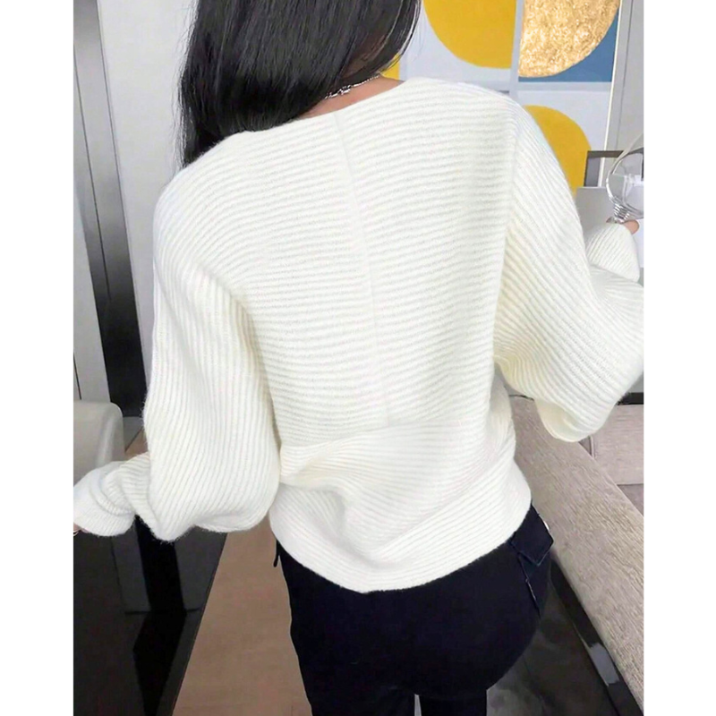 白ニットトップスのバックスタイル。後ろ姿がすっきり見え、春秋冬のデートにも着回しやすい上品ニット。