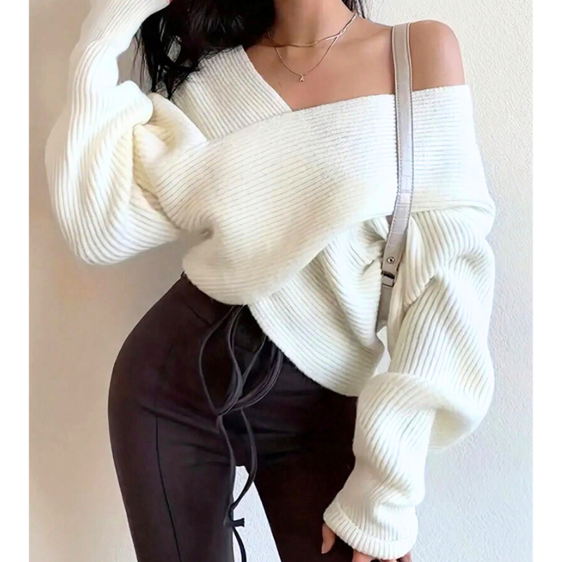 ワンショルダー風に着崩した白ニットトップスのコーデ。肩見せが自然に色気を引き出し、男ウケデート服として最適。