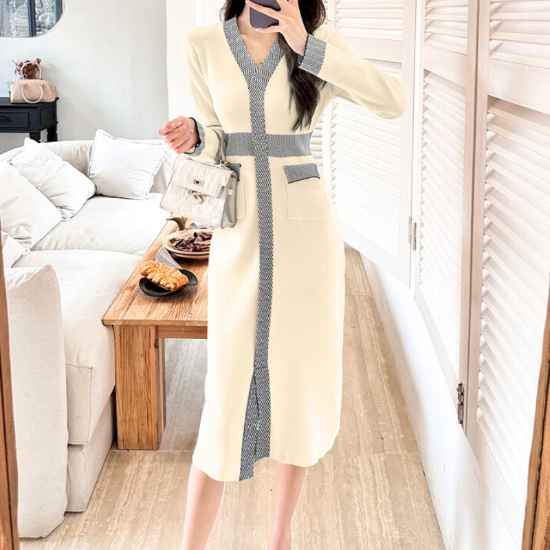 ホワイトの配色ニットワンピースで上品な大人の色気を演出。