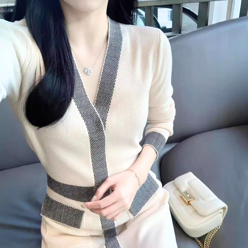 ウエストラインが映えるホワイトニットワンピース。清楚で彼ウケ抜群。