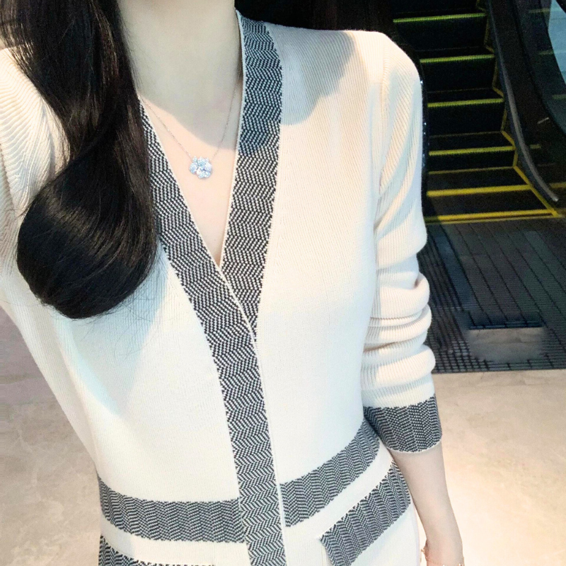 深めVネックでデコルテを美しく見せるホワイトワンピース。