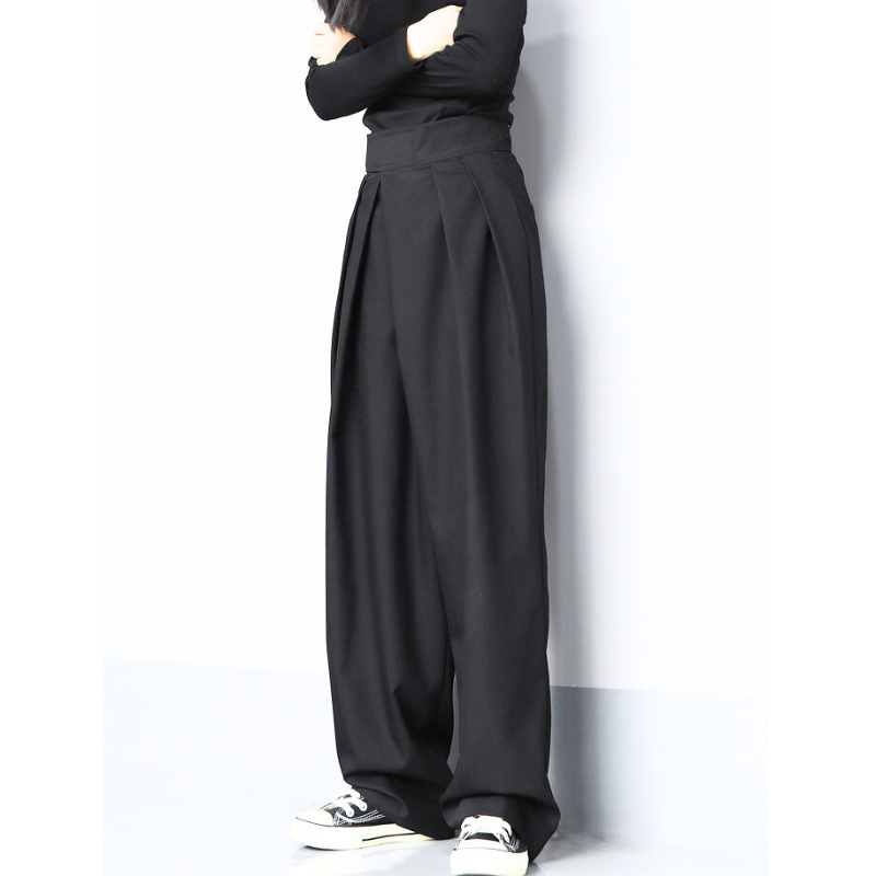 タック入りワイドパンツのゆるシルエットが美しい黒パンツ。大人女子の細見えコーデに最適。