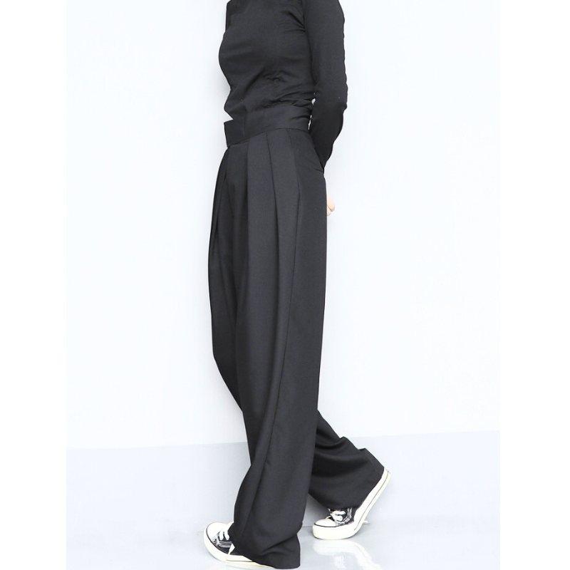ハイウエスト黒ワイドパンツを横から撮影したシルエット。脚をまっすぐ見せる縦ラインが魅力。