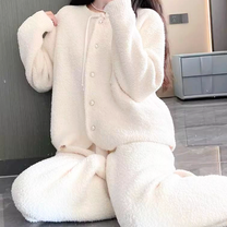 ゆったりとしたルームウェアを着た女性が椅子に寄りかかるカット。冬のあったか部屋着として彼氏ウケする柔らかな素材感が魅力。