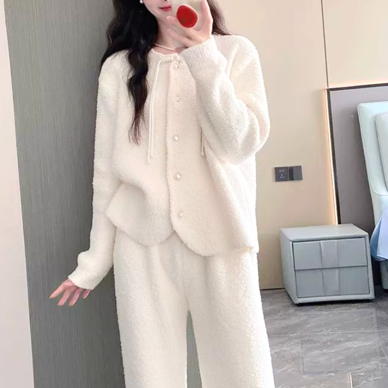 秋冬向けふわもこルームウェアの全身スタイリング。ゆるシルエットで華奢見えし、部屋着男ウケやおうちデートにぴったりの可愛い印象。